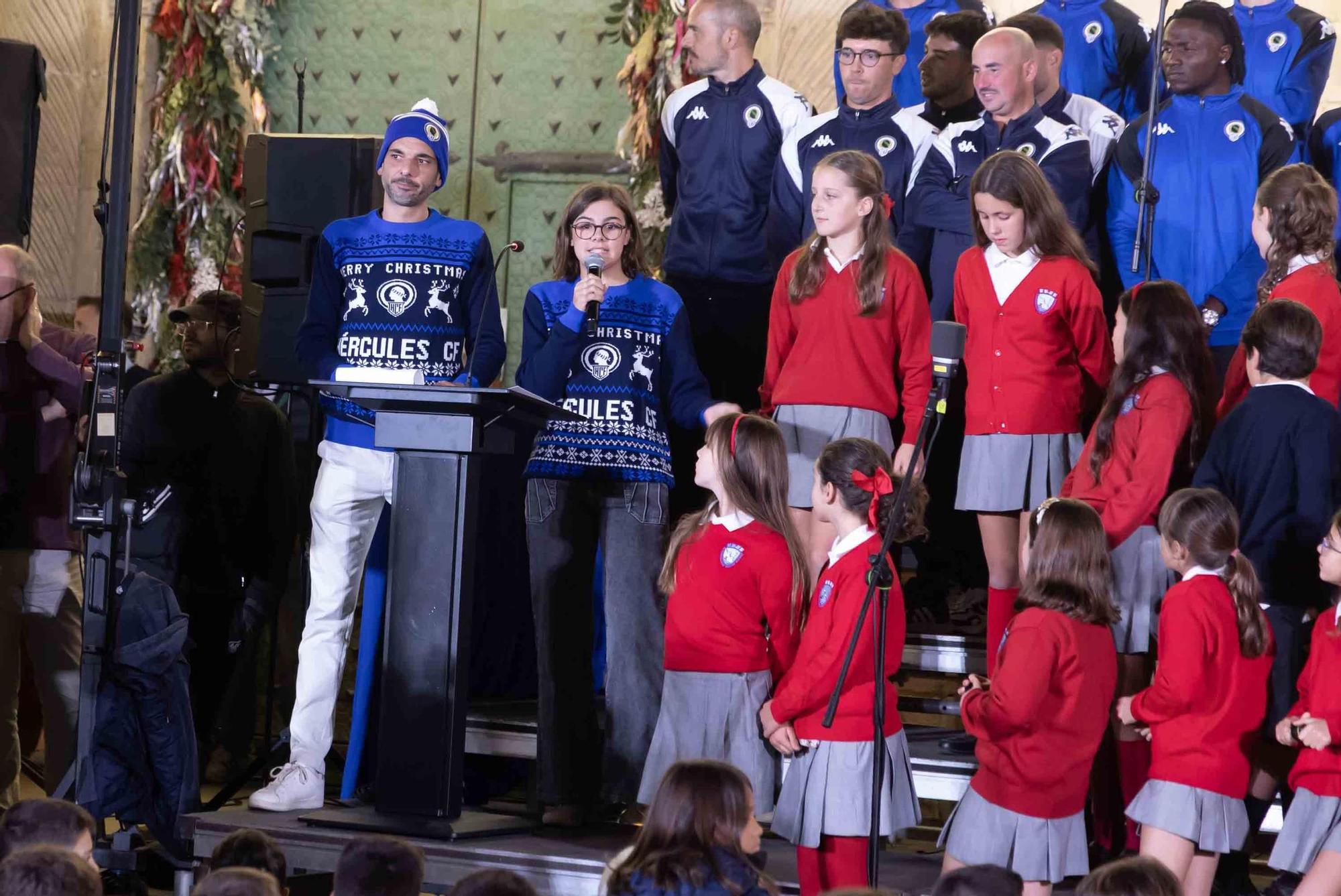 El Hércules interpreta el tradicional villancico junto al coro de los Jesuitas en la plaza del Ayuntamiento de Alicante.