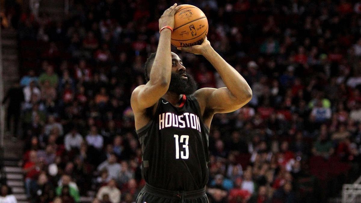 James Harden lanzando a canasta en el partido ante Orlando