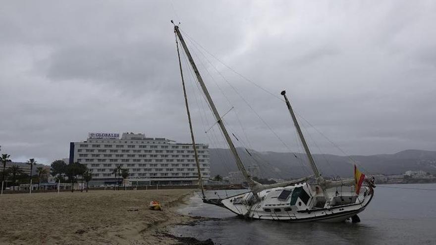 Velero varado en Son Maties