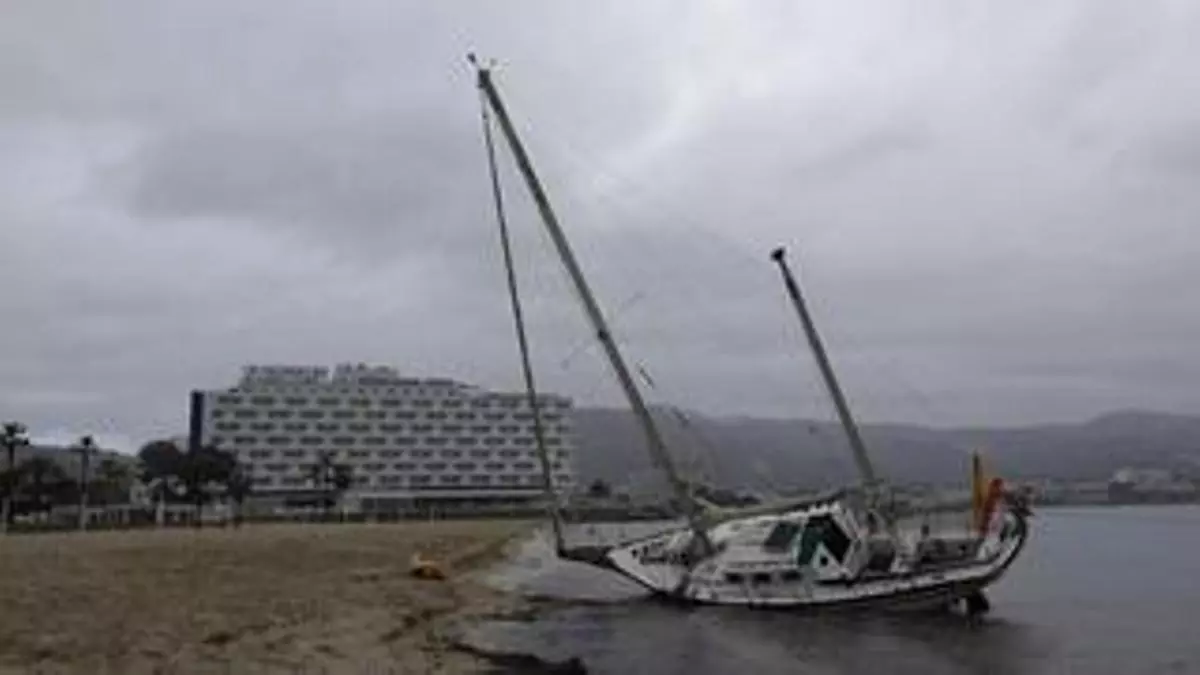 Son Maties, la playa de los naufragios de Mallorca: un nuevo velero aparece varado en la orilla