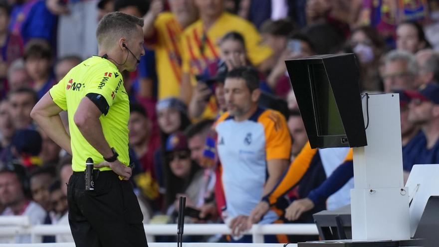 Los audios de la discordia del clásico: un &quot;menos mal&quot; se cuela en la sala del VAR antes de anular un gol al Barça