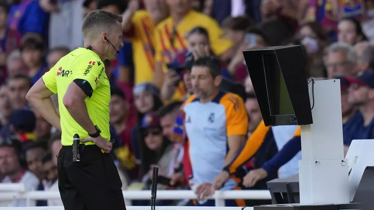 Los audios de la discordia del clásico: un "menos mal" se cuela en la sala del VAR antes de anular un gol al Barça