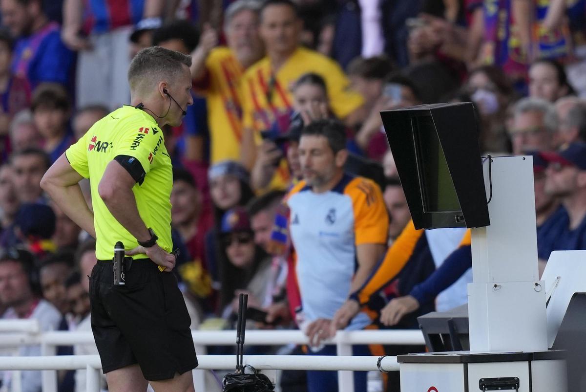 Hernández Hernández revisa el monitor del VAR durante el pasado clásico. Hernández Hernández revisa el monitor del VAR durante el pasado clásico.