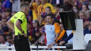 Hernández Hernández revisa el monitor del VAR durante el pasado clásico.