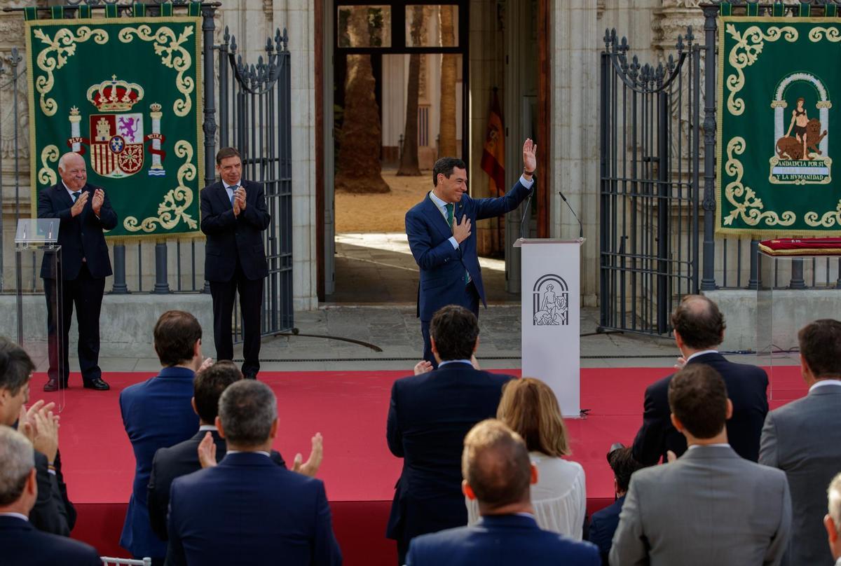 SEVILLA, 23/07/2022.- El presidente de la Junta de Andalucía, Juanma Moreno, el ministro de Agricultura, Luis Planas (2i) y el presidente del Parlamento andaluz, Jesús Aguirre (i) , tras jurar hoy sábado el cargo para un nuevo mandato tras la lectura del Real Decreto de nombramiento, en un acto que se ha desarrolla ante la fachada del Palacio de San Telmo de Sevilla, sede de la Presidencia. EFE/Julio Muñoz