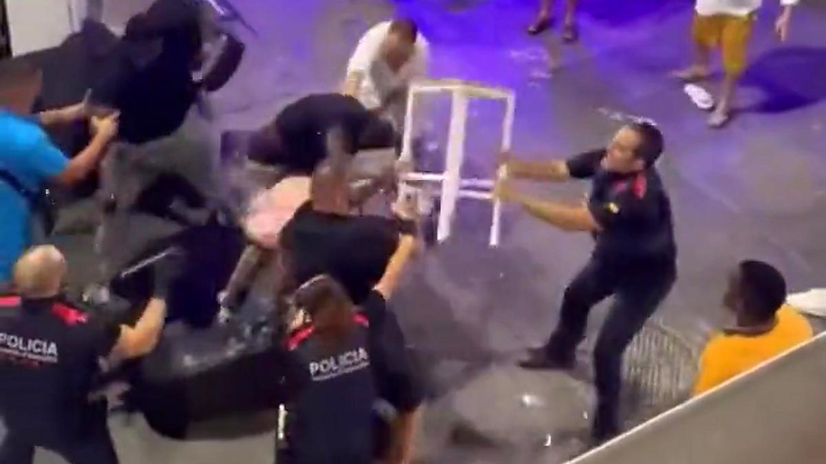 VÍDEO | Una violenta batalla campal a Sitges amb llançament d’objectes deixa ferits diversos agents de policia