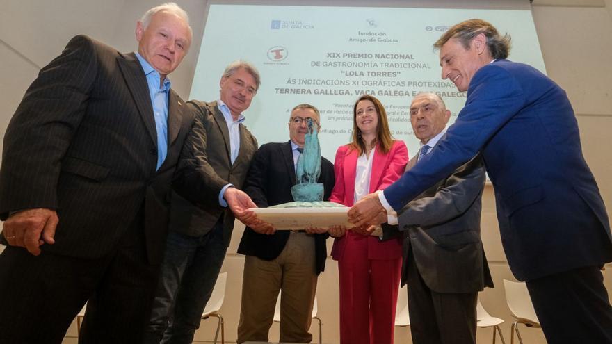 Las autoridades presenten alzan el trofeo que reconoce la excelencia del producto. | Xoán Álvarez