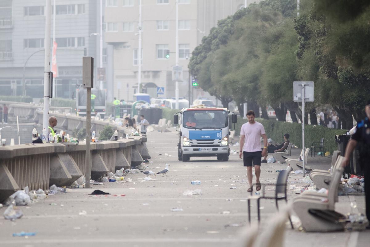Más de 200.000 personas celebraron San Juan en una noche sin incidencias destacadas, con menos intoxicaciones etílicas y la mitad de basura en las playas que hace un año. Más de 200.000 personas celebraron San Juan en una noche sin incidencias destacadas, con menos intoxicaciones etílicas y la mitad de basura en las playas que hace un año.