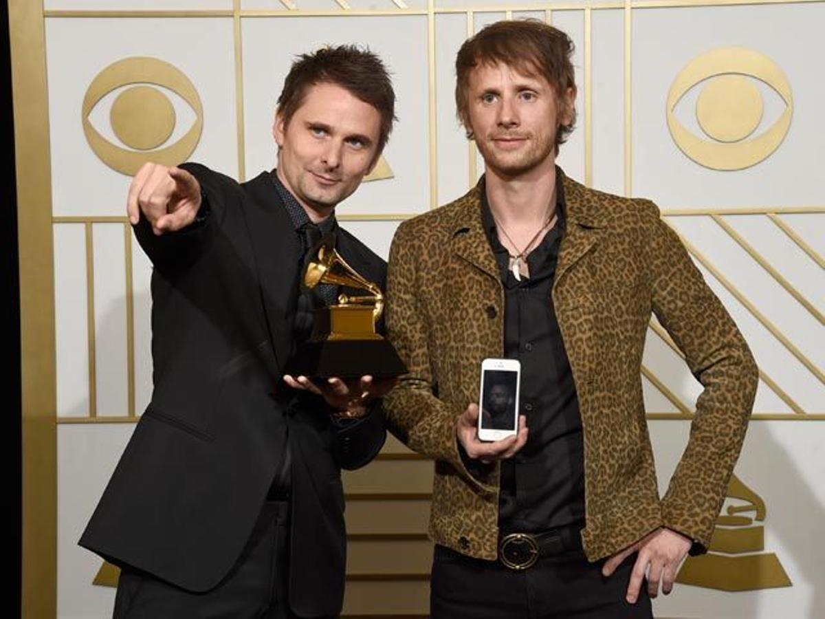 Matt Bellamy y Dominic Howard de Muse posan felices con su Grammy.