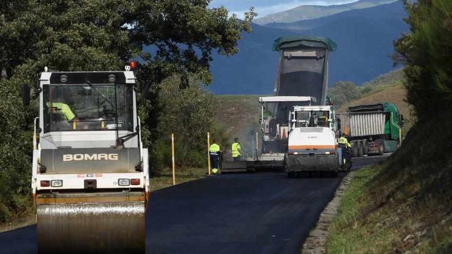 La carretera entre Tormaleo y Sisterna renueva su pavimento