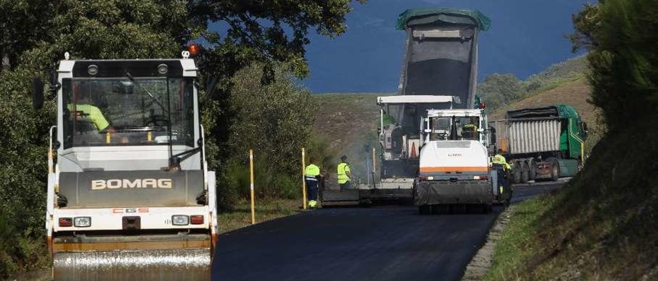 Obras en la carretera entre Tormaleo y Sisterna.