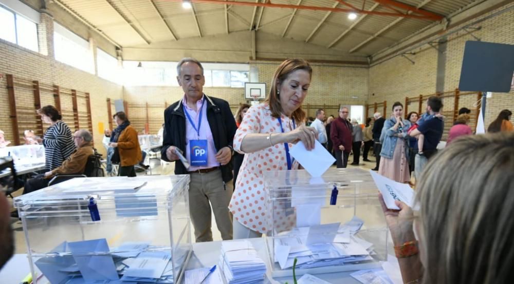 La diputada Ana Pastor vota junto a su marido en Pontevedra.