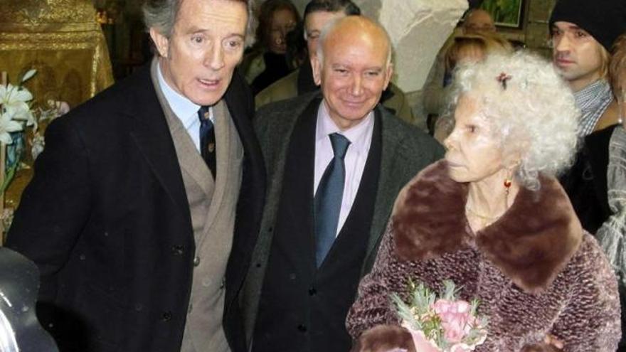 La duquesa de Alba, junto a su marido, Alfonso Díez, y el alcalde de Carrión de los Condes, Javier Villafruela (en el centro).