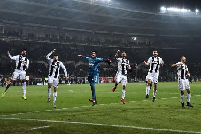 Los jugadores de la Juventus celebran al final del partido de la Serie A italiana entre el Torino y la Juventus en el Estadio Olímpico de Turín.