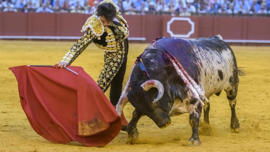Roca Rey da un pase a su segundo toro, este viernes, en la Real Maestranza de Sevilla.