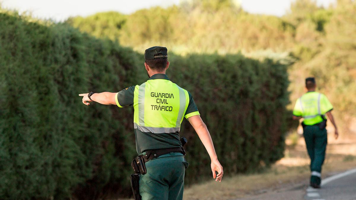 La Guardia Civil se pone seria y ya multa por colgar el móvil en el salpicadero: retirada de 6 puntos