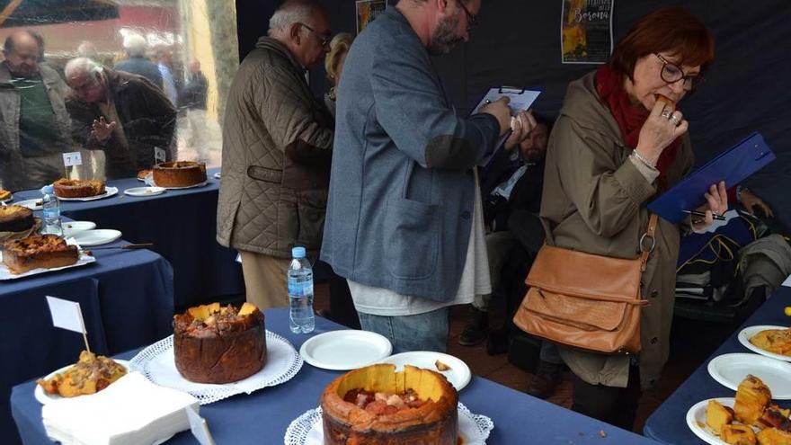 Miembros del jurado probando las boronas a concurso en la edición del año pasado.