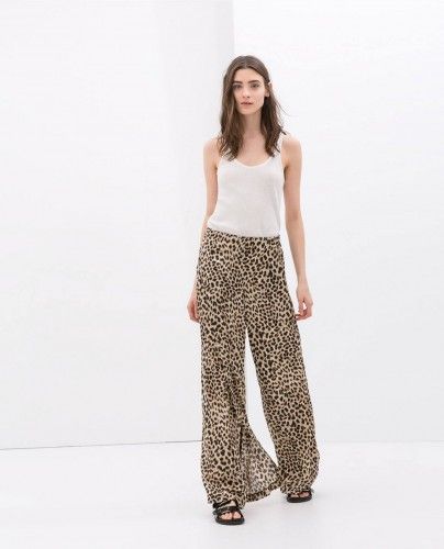 Pantalón ancho estampado animal de Zara. Precio: 29,95 €