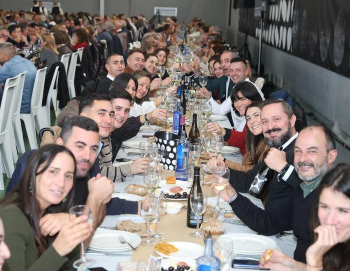 Brindis de asistente al evento. |  Noé Parga