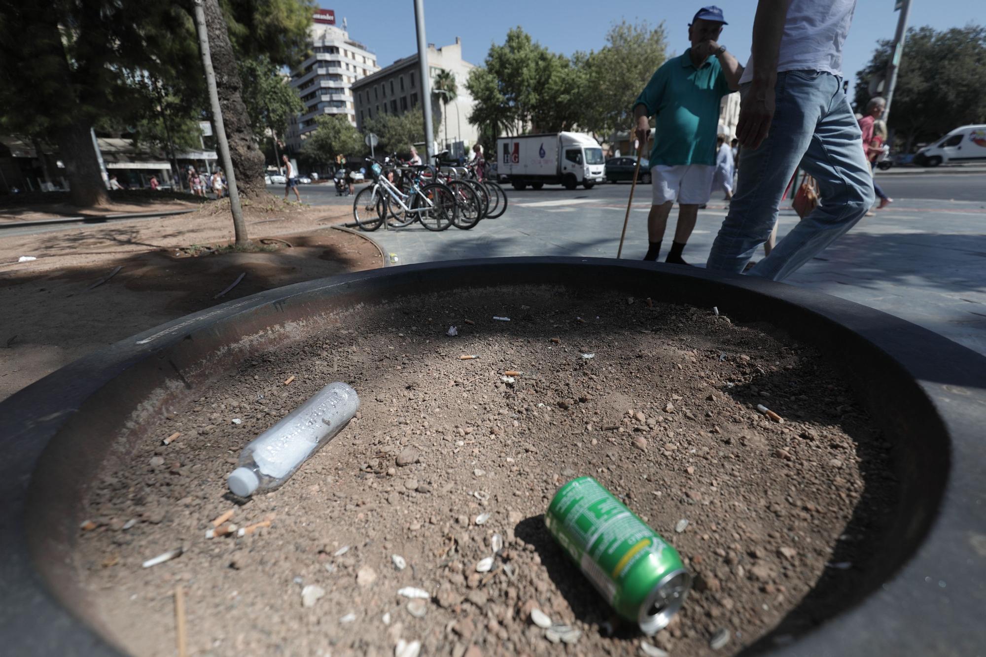 El abandono y la suciedad se adueñan de la Plaza España