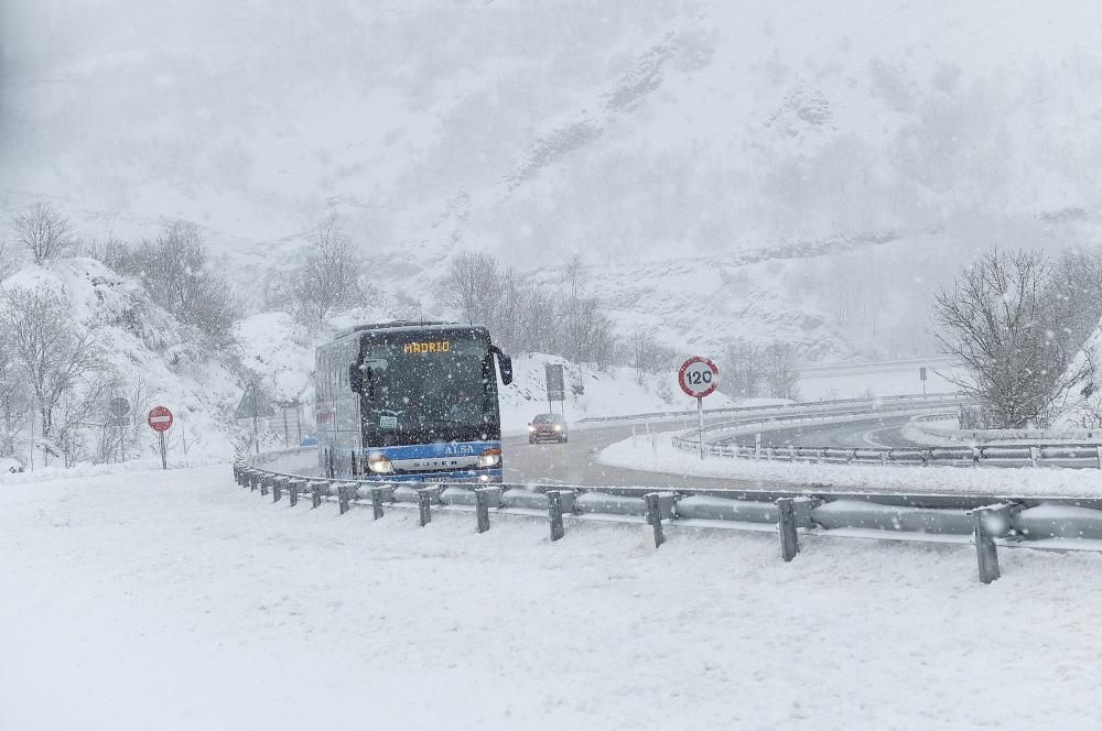 Temporal en la autopista del Huerna