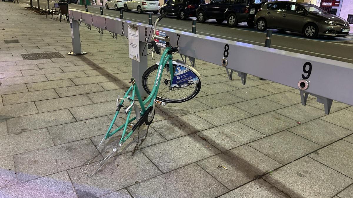 Una bicicleta (lo que queda de ella) de Biba en la base de Juan Carlos I.