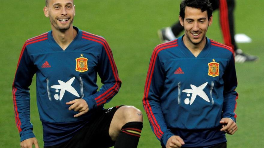 Sergio Canales y Dani Parejo, en un entrenamiento con la selección española en Mestalla.