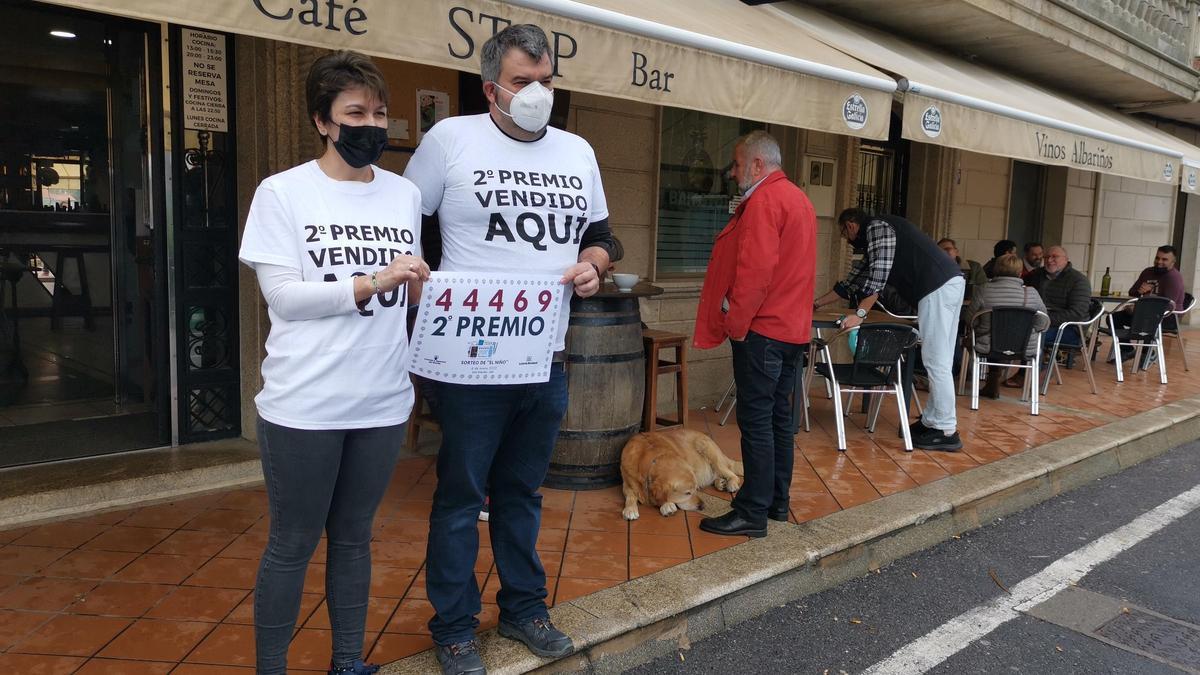 Loteros que repartieron el premio en Hío (Cangas)