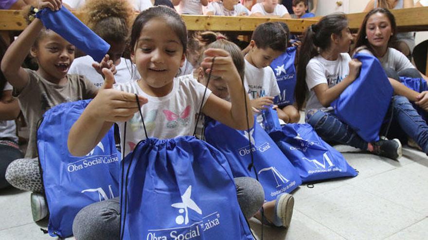 Una campaña solidaria reparte material entre 5.486 escolares