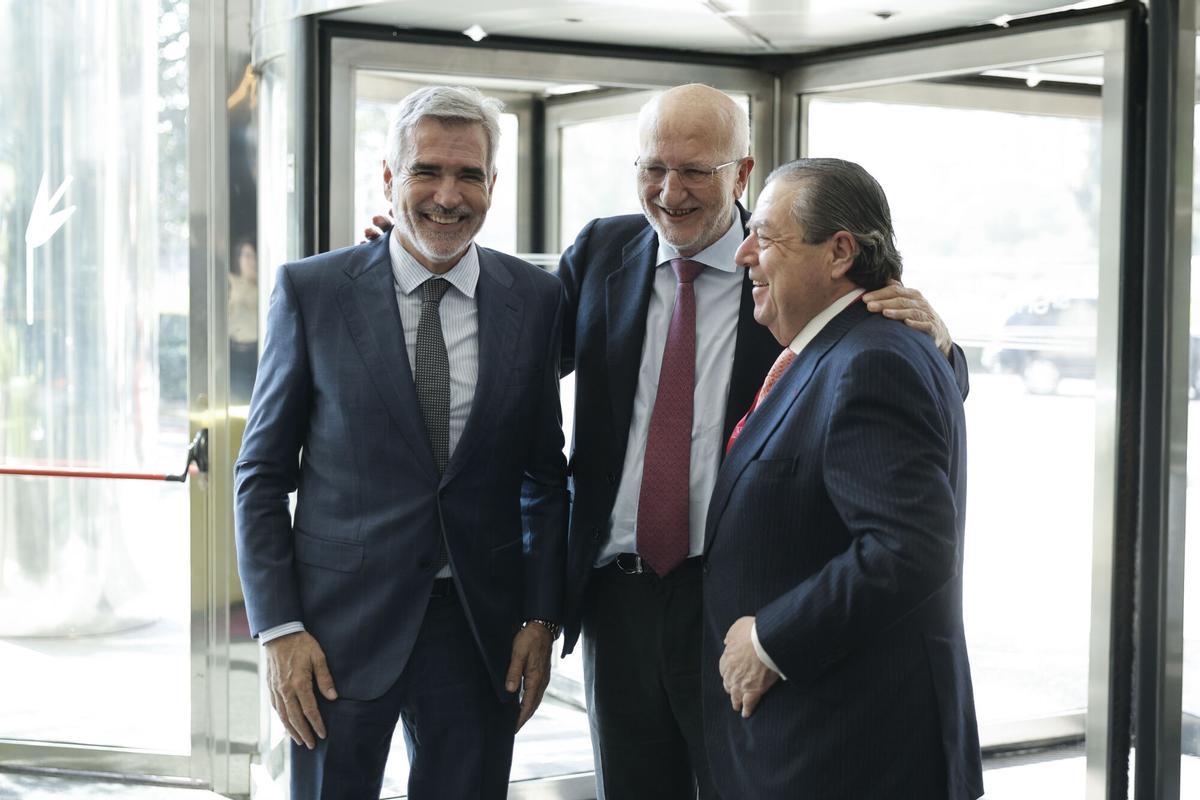 Vicente Boluda, Juan Roig y Adolfo Utor, este jueves en la junta directiva de AVE.
