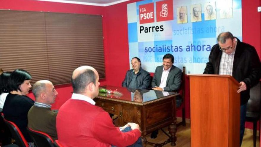 Javier Fernández, sentado a la derecha, junto al alcalde de Parres, Marcos Gutiérrez. De pie, Emilio Longo, secretario general de la agrupación socialista del concejo.