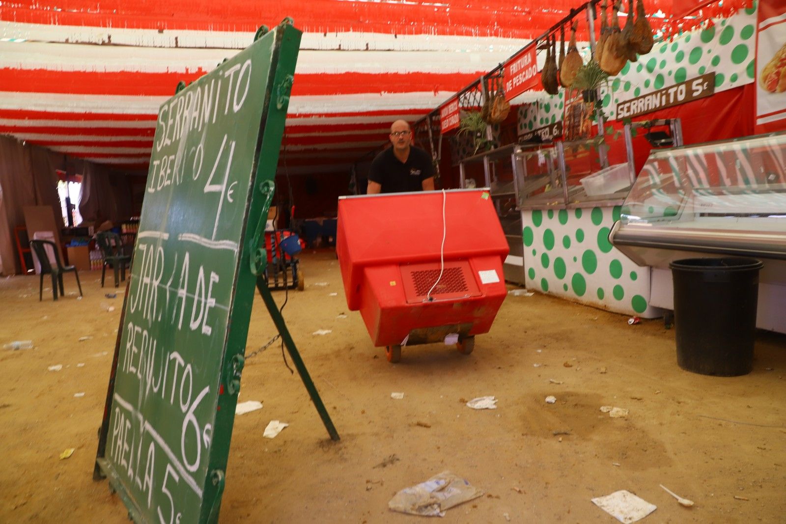 Caseteros y feriantes desmontan la Feria, hasta el año que viene