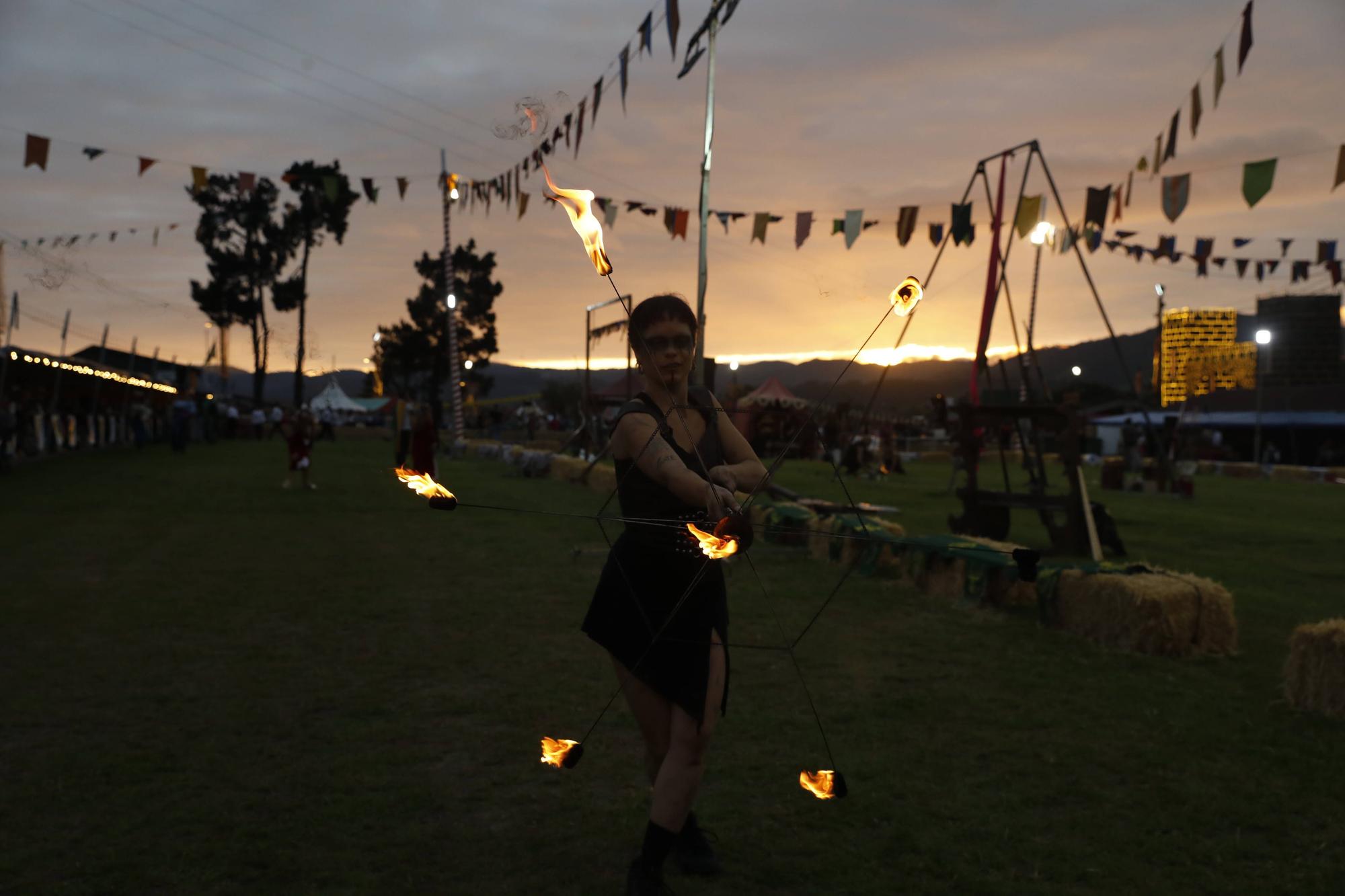 Exconxuraos hasta la bandera: espectacular noche en Llanera, con la gran cena medieval y la fiesta del fuego