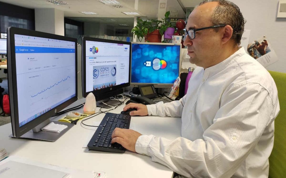 Un profesional trabaja con varias pantallas.