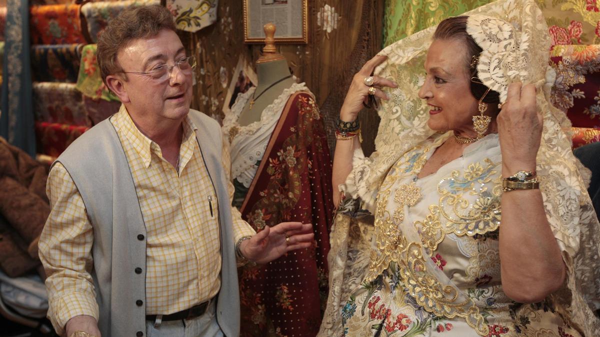 Enrique Marzal, vistiendo de valenciana a Carmen Sevilla, en una imagen restrospectiva.