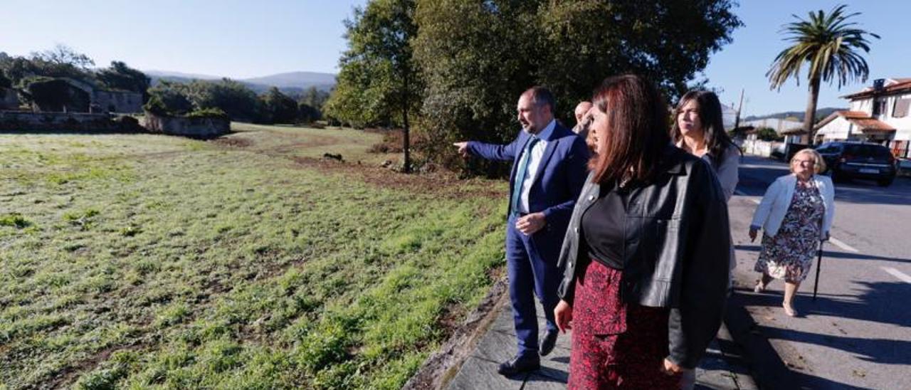 Marta Giráldez y Julio García Comesaña se acercaron a los terrenos del nuevo centro de salud.