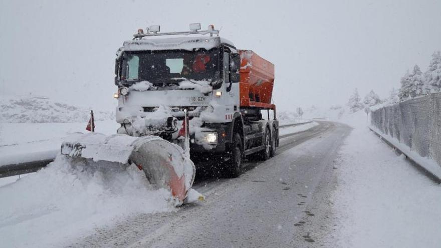 Una maquina traient neu de la carretera.