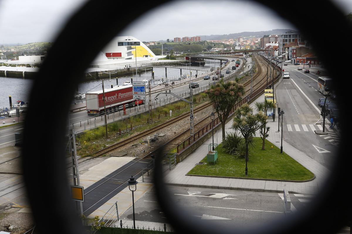 Las vías del tren, con el paso de Larrañaga en primer término y el Niemeyer y La Grapa al fondo.