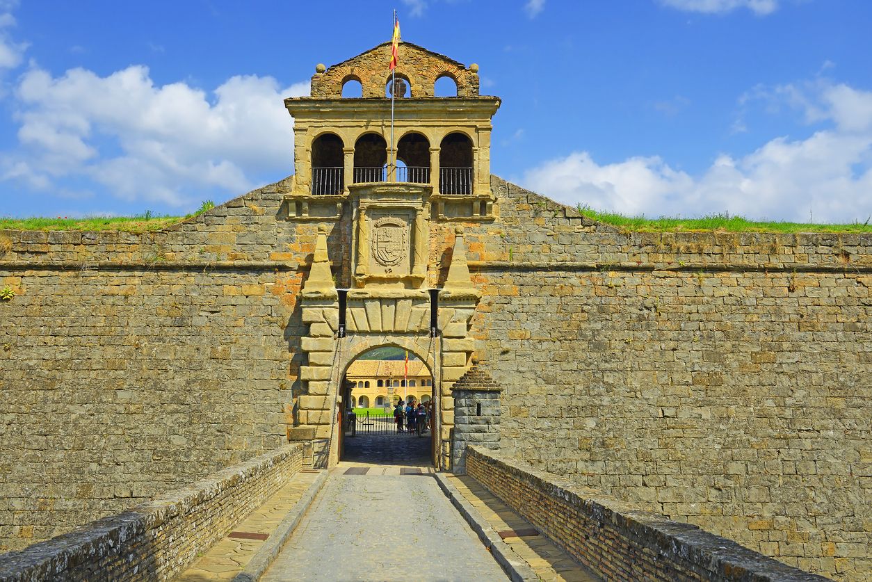Imagen de la puerta de la Ciudadela de Jaca.