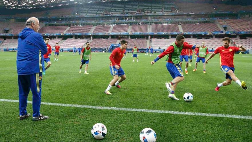 Del Bosque, a la izquierda, sigue desde la banda el entrenamiento de la selección española ayer en el estadio de Niza.