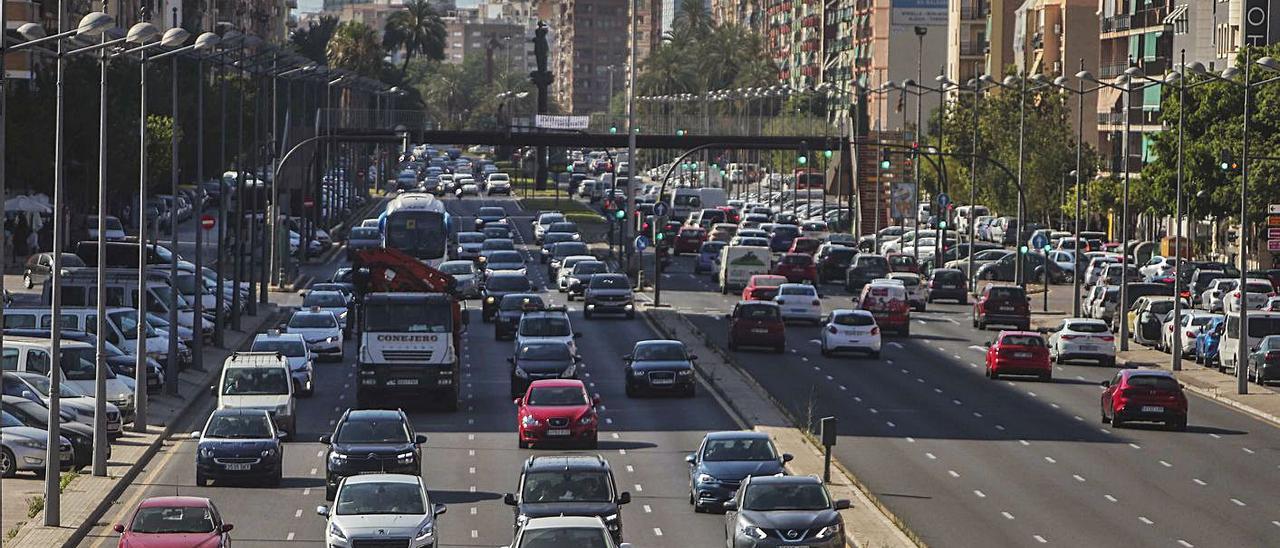 Densidad del tráfico en la salida de València, ayer por tarde, en dirección Alicante. | F. CALABUIG