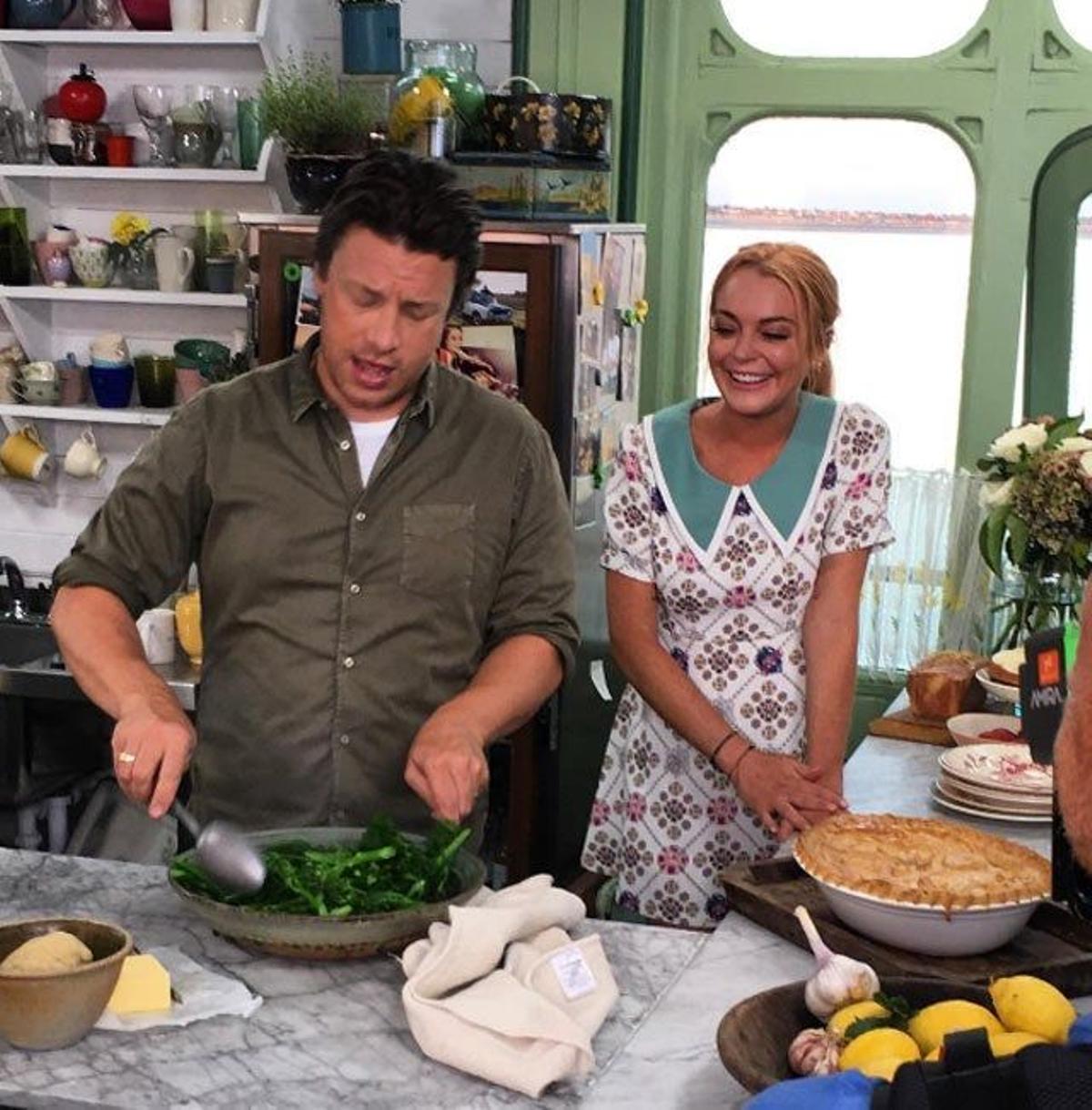 Lindsay Lohan aprende a cocinar con Jamie Oliver