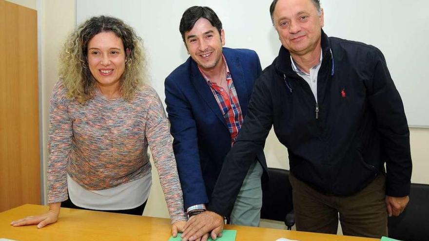 Rocío Carbón, Diego Arias y Jesús Otero, durante la firma del acuerdo. // Bernabé/Javier Lalín