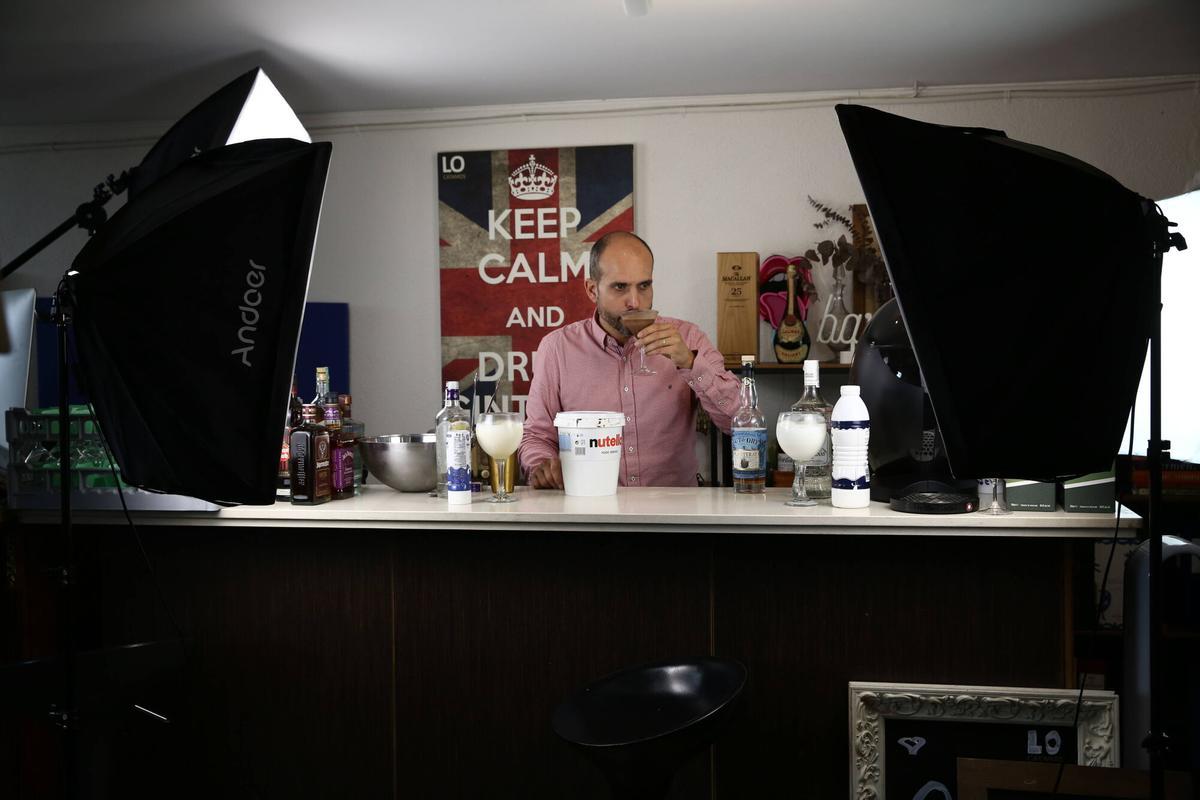 Barcelona 29/10/2025 Sergio Estévez, Lo Catamos en redes. Se ha hecho viral probando mezclas imposibles. El estudio y las bebidas están en su casa, en Cabrils. Ginebra Larios con leche condensada, anís con yoghur, y Nutella con ron de coco. FOTO ELISENDA PONS