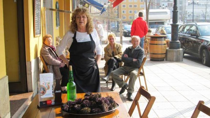 Paloma Aladro, del restaurante El Llagar de Ribadesella, junto a una bandeja de «arcinos» y una botella de sidra en la pasada edición de las jornadas.