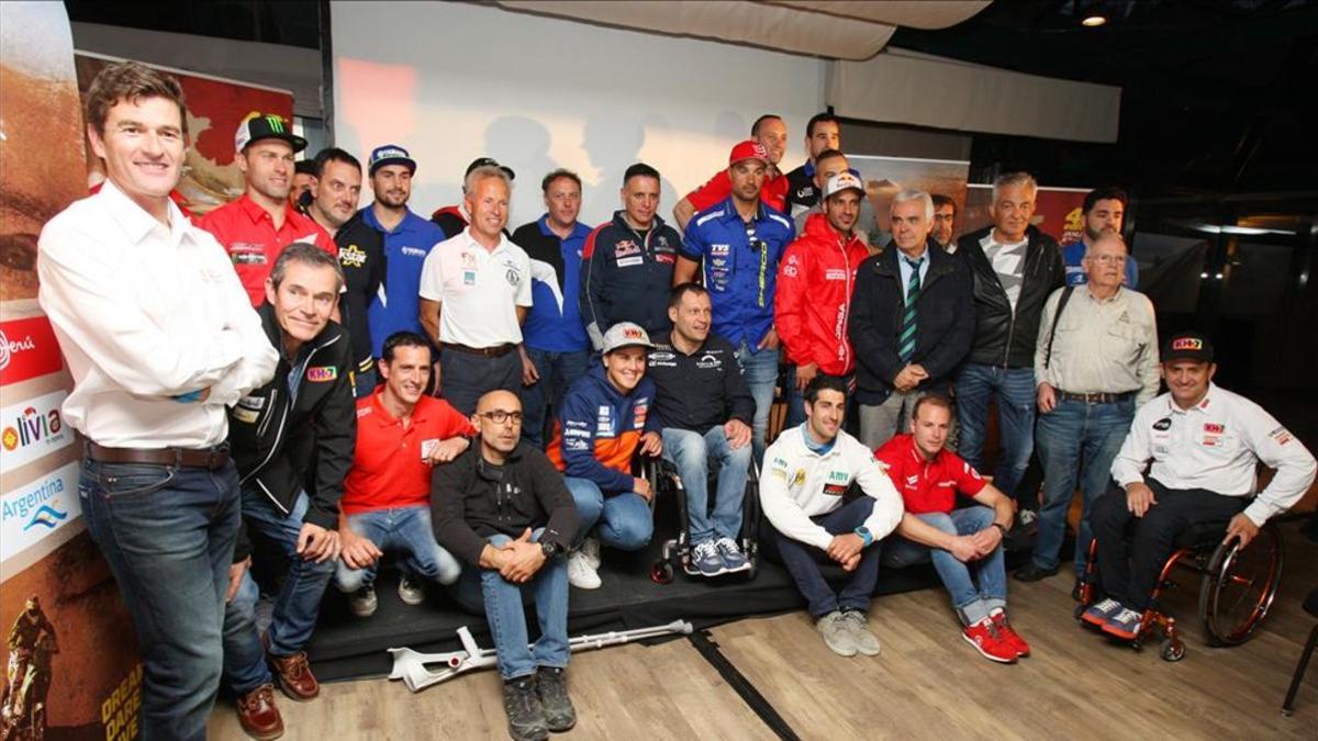 Marc Coma, con los pilotos españoles del Dakar en Barcelona