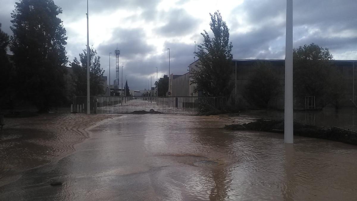 Inundación en el acceso al polígono del Oliveral