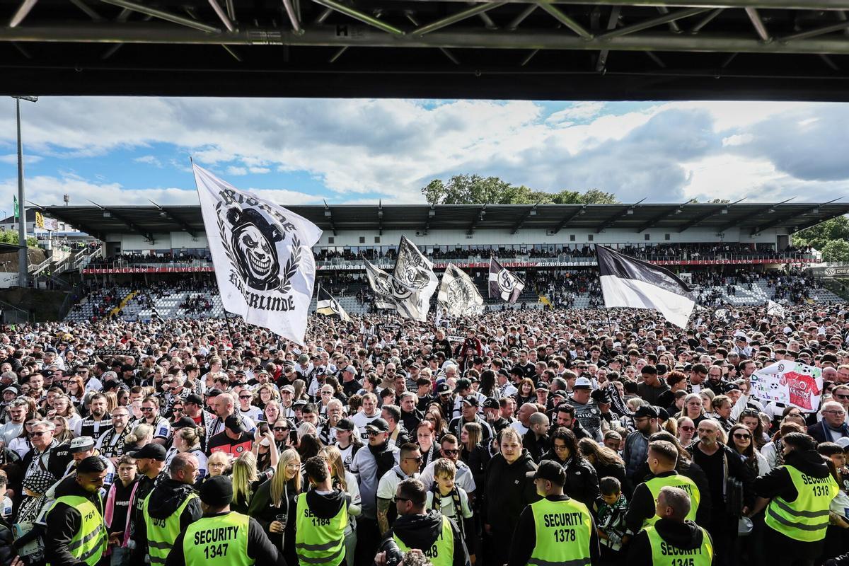 Los aficionados del Elversberg celebran su ascenso a la Bundesliga tras el partido ante el Preussen Muenster