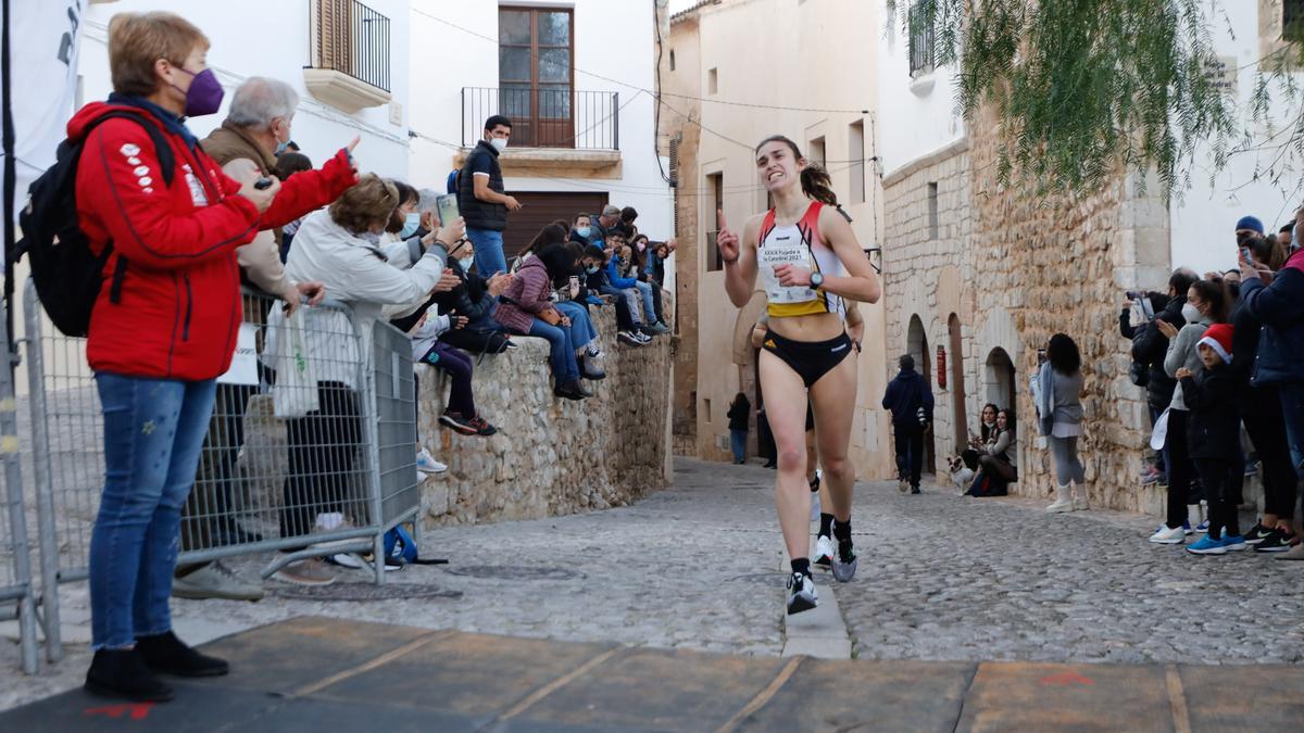 Nuria Atienza cruza la meta como ganadora de la Pujada a la Catedral 202.1 