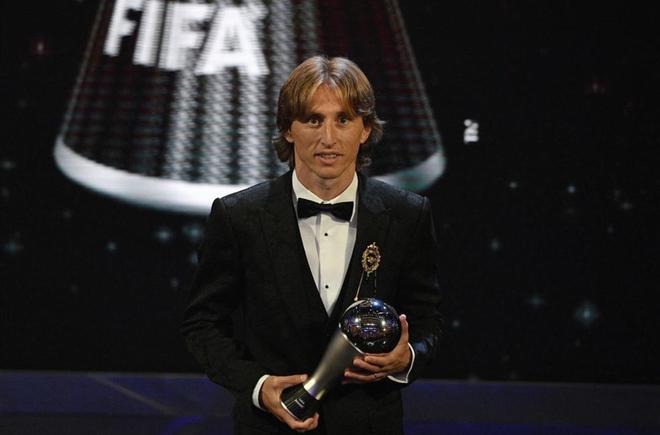 El jugador Luka Modric recibe el premio The Best de la FIFA a mejor jugador durante la entrega de premios FIFA the Best 2018 en Londres